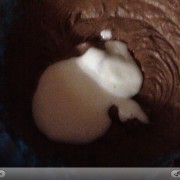 Dolce con gocce di cioccolato bianco