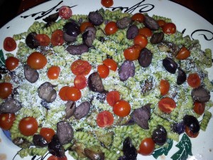 Fusilli con pesto,melanzane,pomodorini e olive