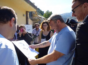 claudio amendola riceve il disegno